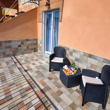 The Patty's Terrace Bed and Breakfast Νάπολη